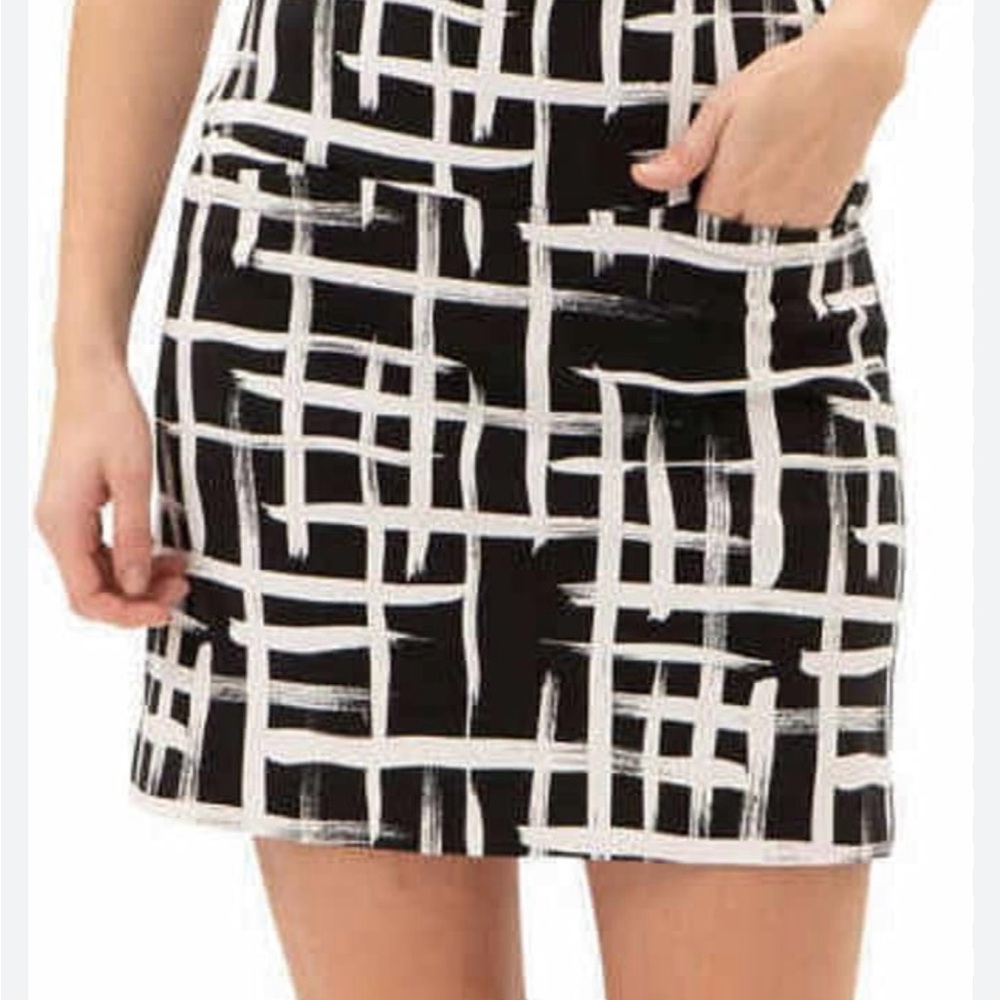 S.C. & Co. Black and White Graphic Print Skort